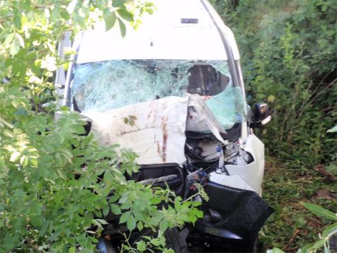 Tragická havárie auta u Vlčích Dolů. (Foto: HZS ZK)