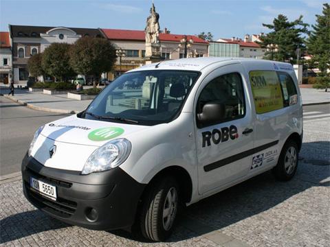 Nové auto pro Domov Kamarád (Foto: Město Rožnov pod Radhoštěm)