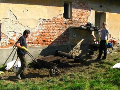 Vyklízení bývalých kasárnen (Foto: ČSOP)