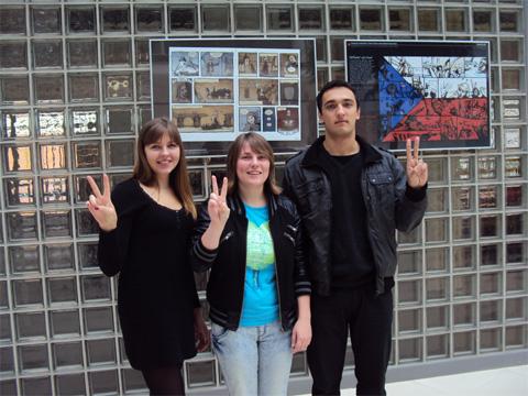 Litevští studenti ve Zlíně s vítězným gestem (Foto: Agentura Čada)