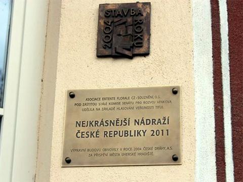 Pamětní tabulka Nejkrásnější nádraží ČR 2011 (Foto: Město Uherské Hradiště)