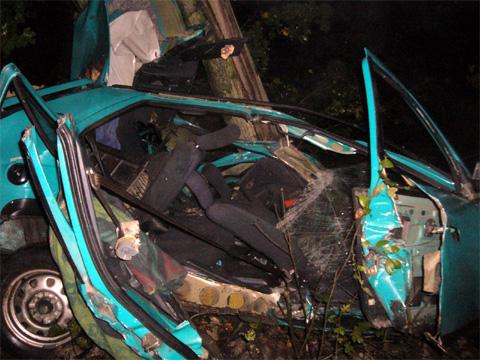 Nehoda Škody Favorit ve Vsetíně (Foto: HZS ZK)