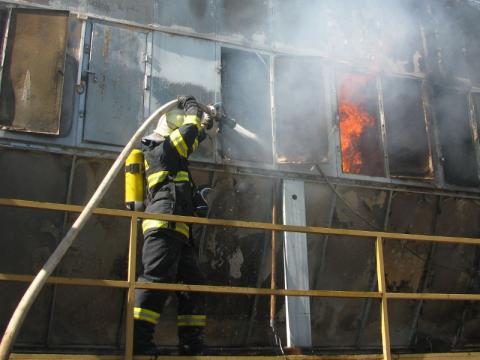 Požár zásobníku pilin (Foto: www.hzszlk.eu)