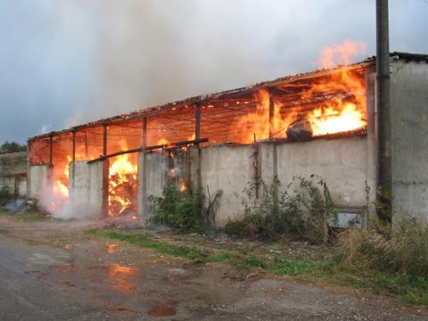 Ve Strání na Zlínsku u hranic se Slovenskem hoří seník (Foto: www.hzszlk.eu)