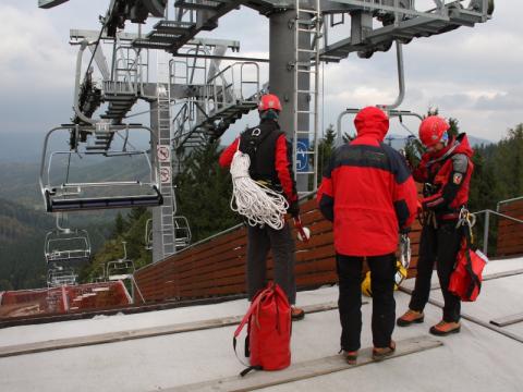 Hasiči s horskou službou (Foto: www.hzszlk.eu)