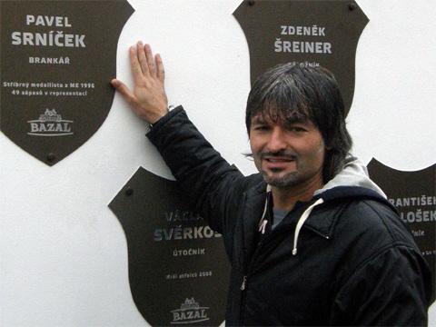 Pavel Srníček u Zdi slávy Baníku Ostrava (Foto: Mediafax)