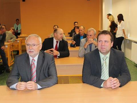 Květoslav Tichavský a Ing. Stanislav Blaha ve školních lavicích (Foto: Město Uherské Hradiště)