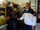 Jiří Novák kontroluje kvas (Foto: Agentura Čada)