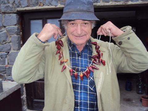 Bohumil Němec se svými chili papričkami (Foto: Agentura Čada)