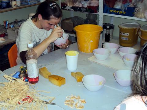zatím se v chráněných dílnách pracuje naplno (Foto: Agentura Čada)