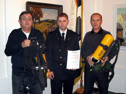 Dobrovolní hasiči převzali soupravy dýchacích přístrojů (Foto: Město Valašské Klobouky)