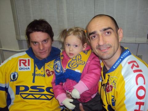 Radim Tesařík a Antonín Honejsek s jednou z nejmladších fanynek (Foto: Agentura Čada)