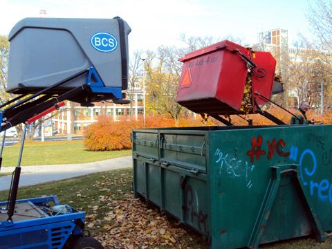 Bitva s listím vypukla naplno (Foto: Agentura Čada)