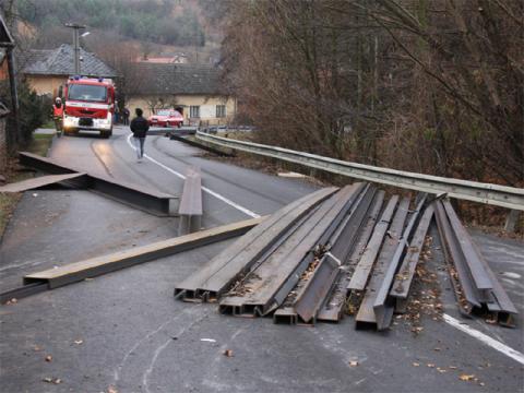 Nehoda nákladního auta v Bohuslavicích (Foto: HZS ZK)