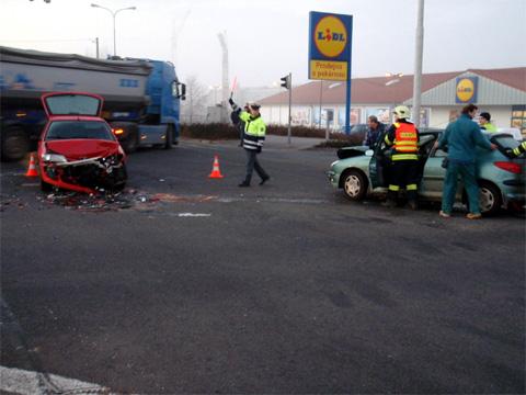 Srážka dvou aut v Otrokovicích (Foto: HZS ZK)