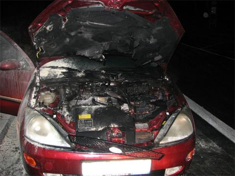 Požár v motoru osobního vozu v Uh. Hradišti (Foto: HZS ZK)