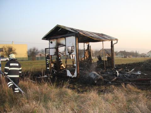 Mobilní buňka po požáru (Foto: www.hzszlk.eu)