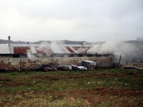 Hořící kotelna ve stolárně (Foto: www.hzszlk.eu)