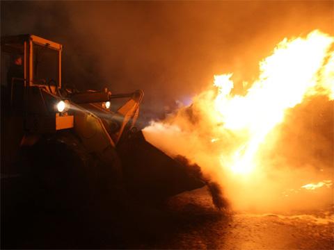 Požár hal se senem, slámou i technikou v Provodově (Foto: HZS ZK)