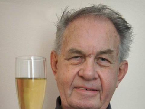 Silvestr Kazmíř připíjí na nový rok (Foto: Agentura Čada)