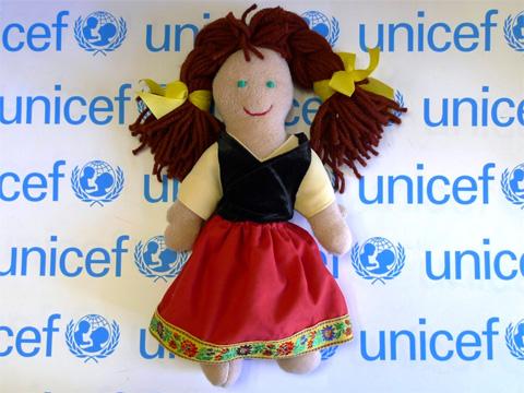 Ručně vyrobená panenka (Foto: UNICEF)