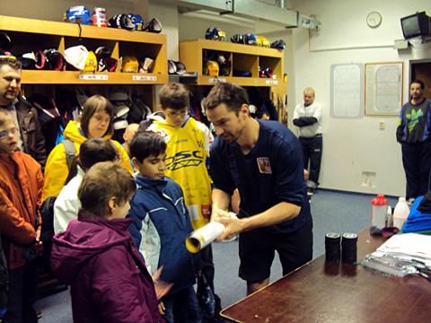 Hokejisté připravili pro mentálně postižené děti řadu dárků (Foto: Agentura Čada)