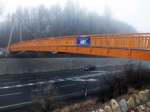 Dřevěná lávka u motorestu Samota (Foto: Lesy ČR)