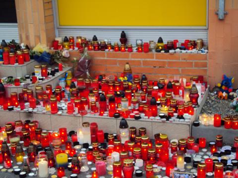 Za Karla Rachůnka plály stovky svíček (Foto: Agentura Čada)