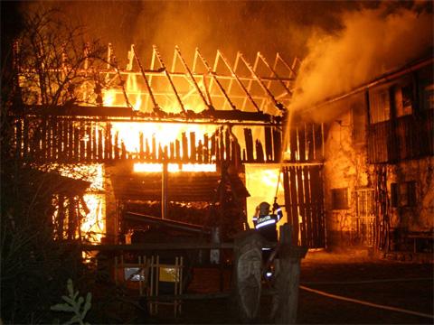 Rozsáhlý požár hospodářských budov ve Val. Kloboukách (Foto: HZS ZK)