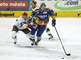 Tomáš Sýkora (vpravo) v utkání proti HC Sparta Praha (Foto: Mediafax)