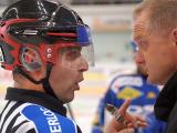 Rozhodčí René Hradil (vlevo) a trenér Komety Brno Zdeněk Venara (Foto: Mediafax)
