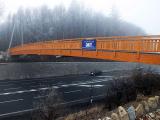 Dřevěná lávka u motorestu Samota (Foto: Lesy ČR)