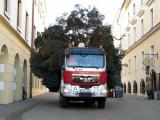 Přeprava vánoční stromu byla náročná (Foto: Město Kroměříž)