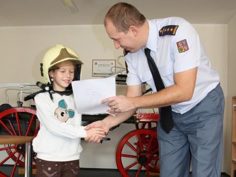 Školáci z Kunovic obdrželi vysvědčení z rukou hasičů (Foto: www.hzszlk.eu)