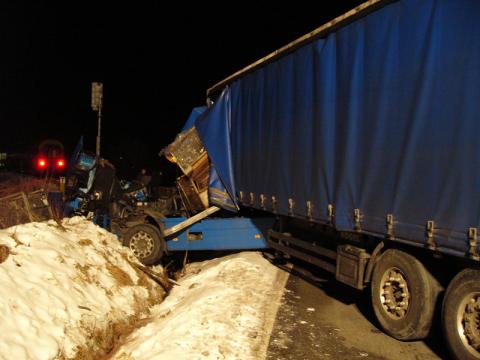 Vlak se u Valašského Meziříčí srazil s kamionem (Foto: www.hzszlk.eu)