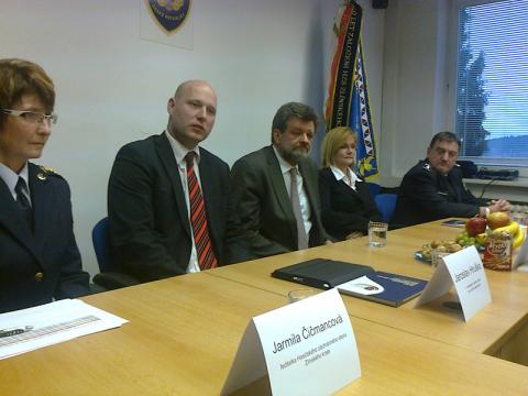 Ministr měl brífink v sídle zlínských krajských hasičů (Foto: Agentura Čada)