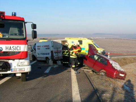 Na Uherskohradišťsku se srazila dvě auta (Foto: www.hzszlk.eu)