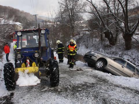 V Kašavě na Zlínsku havarovalo několik aut (Foto: www.hzszlk.eu)