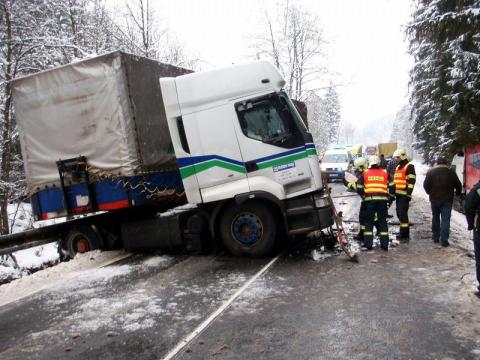 Srážka tří aut u Lidečka (Foto: www.hzszlk.eu)