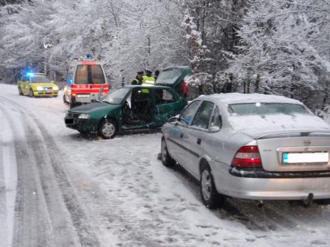 Hasiči po nehodě dvou aut (Foto: www.hzszlk.eu)