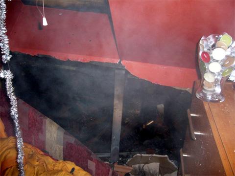 Rozsáhlý požár rodinného domu v obci Kladeruby (Foto: HZS ZK)