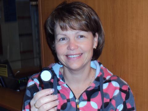 Vedoucí provozu Iva Vavrečková s čipovým náramkem (Foto: Agentura Čada)