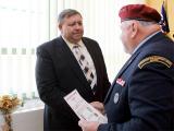 Stanislav Mišák přebírá Pamětní medaili Klubu výsadkových veteránů Holešov (Foto: Zlínský kraj)