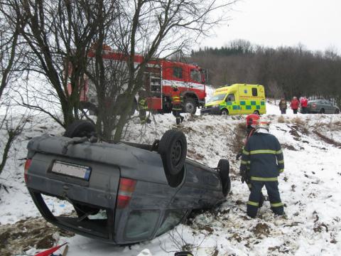 U Holešova havarovalo osobní vozidlo, řidička se zranila (Foto: www.hzszlk.eu)