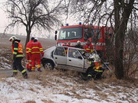 Na Kroměřížsku zemřel po nárazu do stromu řidič osobního auta (Foto: www.hzszlk.eu)