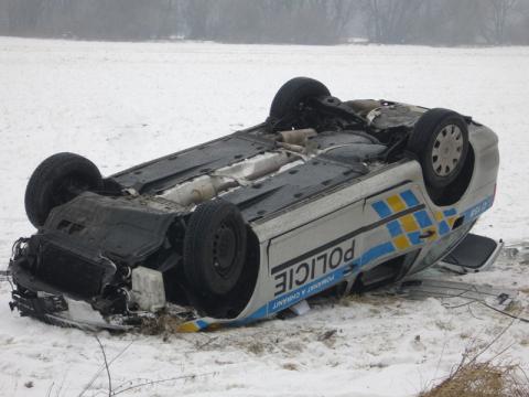 srážka osobního auta s policejním vozem (Foto: www.hzszlk.eu)