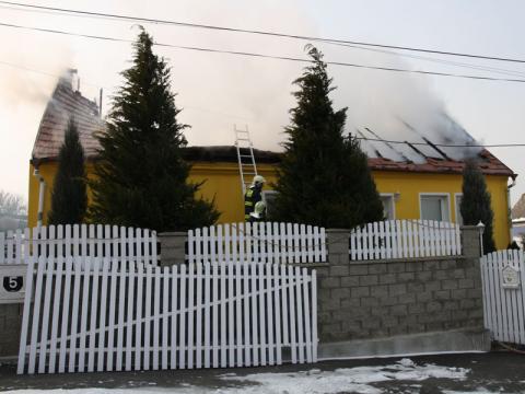 V Hostějově vzplála střecha rodinného domu (Foto: www.hzszlk.eu)