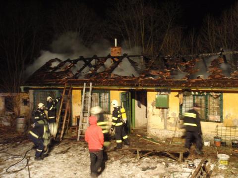V Otrokovicích vyhořel dům zahrádkářů (Foto: www.hzszlk.eu)