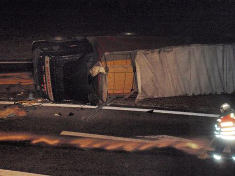 Havaroval kamion s tahačem (Foto: www.hzszlk.eu)