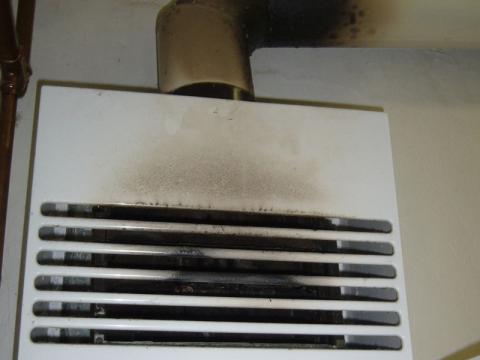 Požár zasáhl průtokový ohřívač vody (Foto: www.hzszlk.eu)